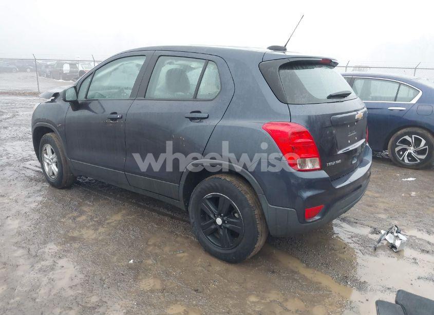 Photo 3 of 2019 Chevrolet Trax LS (VIN 3GNCJNSB1KL156115)