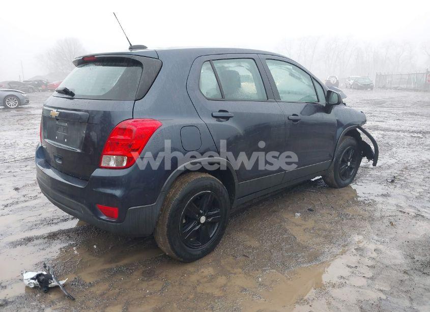 Photo 4 of 2019 Chevrolet Trax LS (VIN 3GNCJNSB1KL156115)