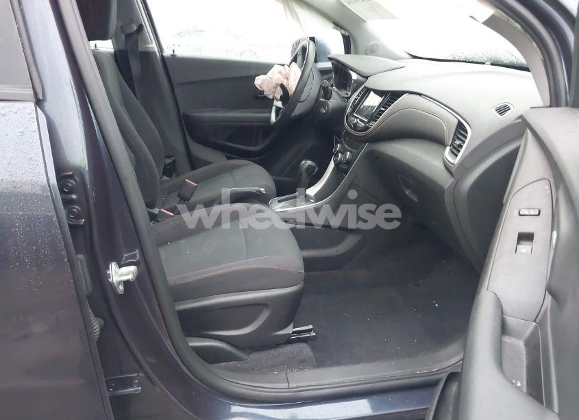 Photo 5 of 2019 Chevrolet Trax LS (VIN 3GNCJNSB1KL156115)