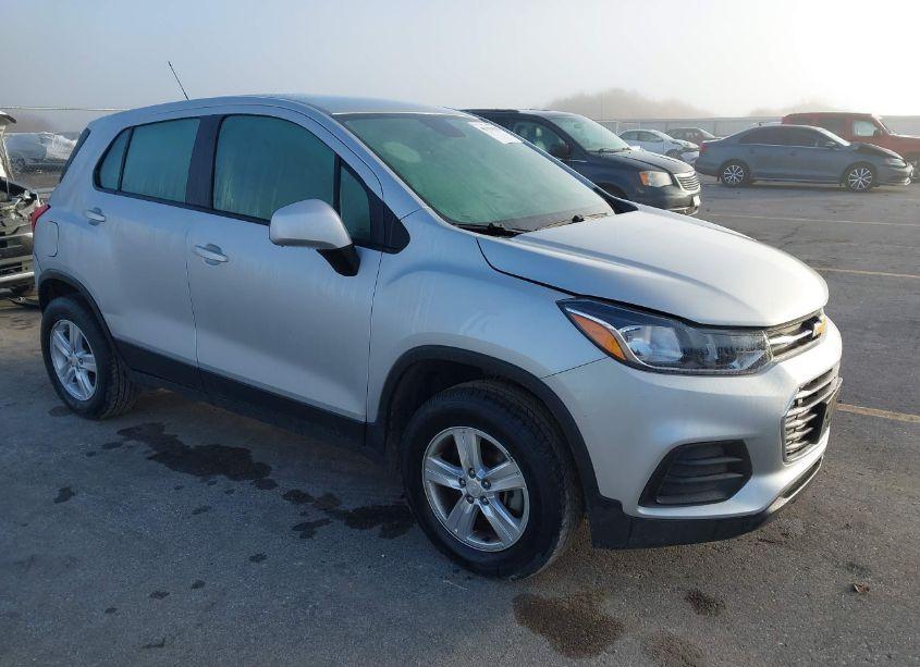 2019 Chevrolet Trax LS (VIN 3GNCJNSB1KL229421) main photo