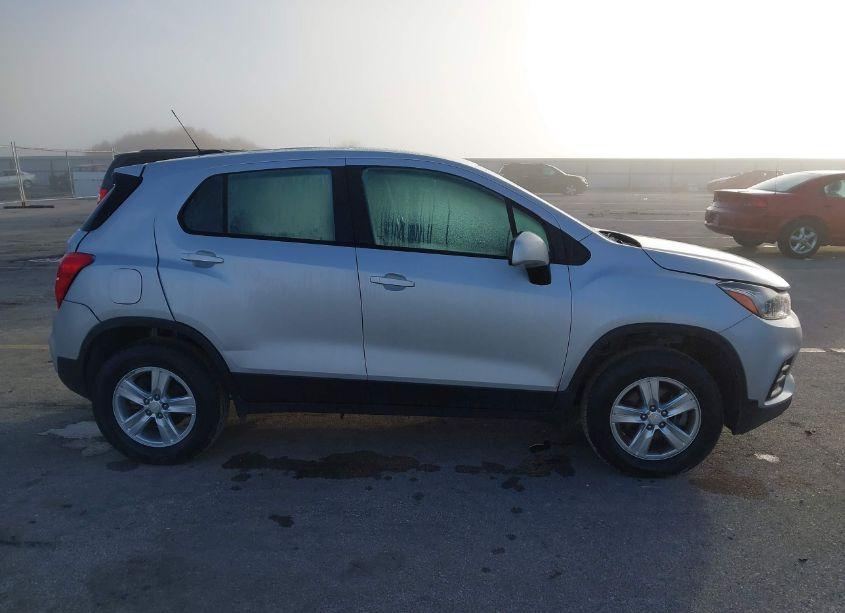 Photo 14 of 2019 Chevrolet Trax LS (VIN 3GNCJNSB1KL229421)