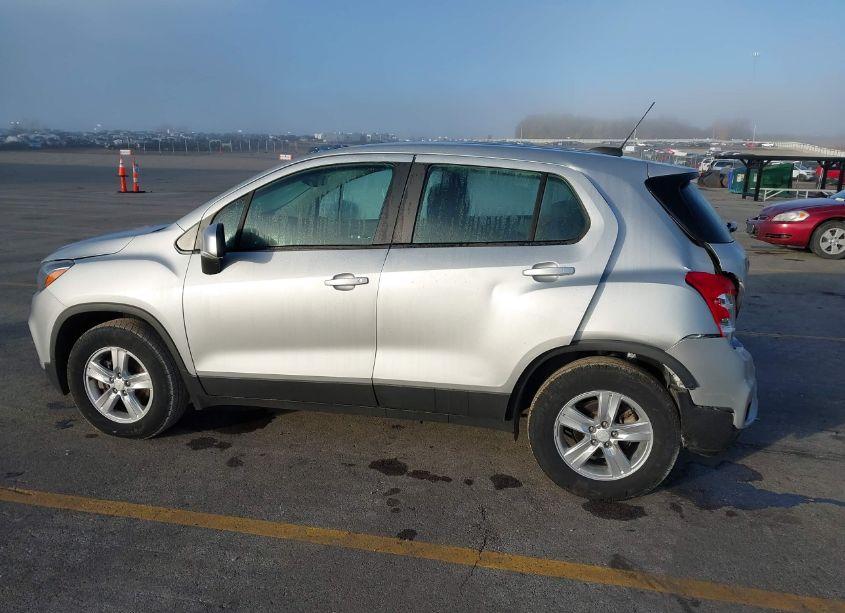 Photo 15 of 2019 Chevrolet Trax LS (VIN 3GNCJNSB1KL229421)