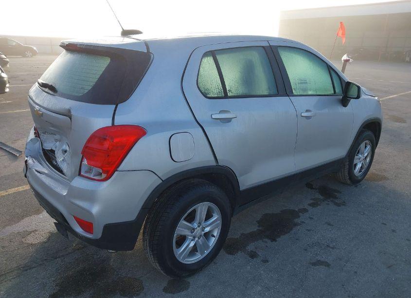 Photo 4 of 2019 Chevrolet Trax LS (VIN 3GNCJNSB1KL229421)