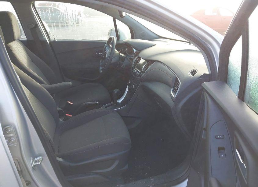 Photo 5 of 2019 Chevrolet Trax LS (VIN 3GNCJNSB1KL229421)