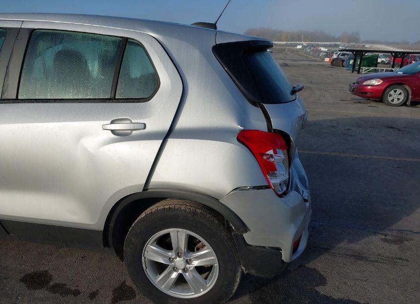 Photo 6 of 2019 Chevrolet Trax LS (VIN 3GNCJNSB1KL229421)
