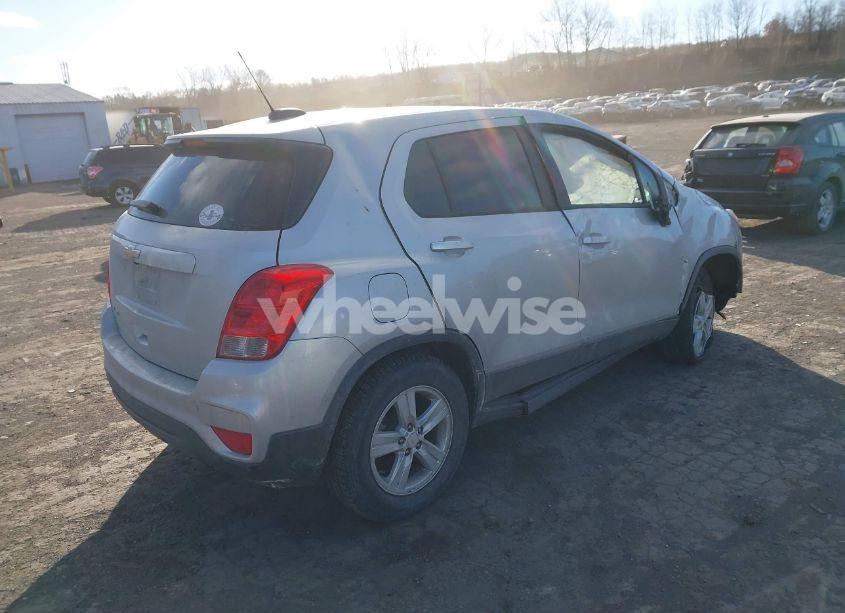 Photo 4 of 2020 Chevrolet Trax AWD LS (VIN 3GNCJNSB1LL148727)