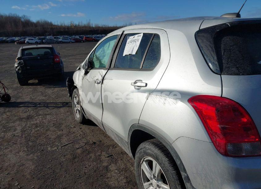 Photo 6 of 2020 Chevrolet Trax AWD LS (VIN 3GNCJNSB1LL148727)