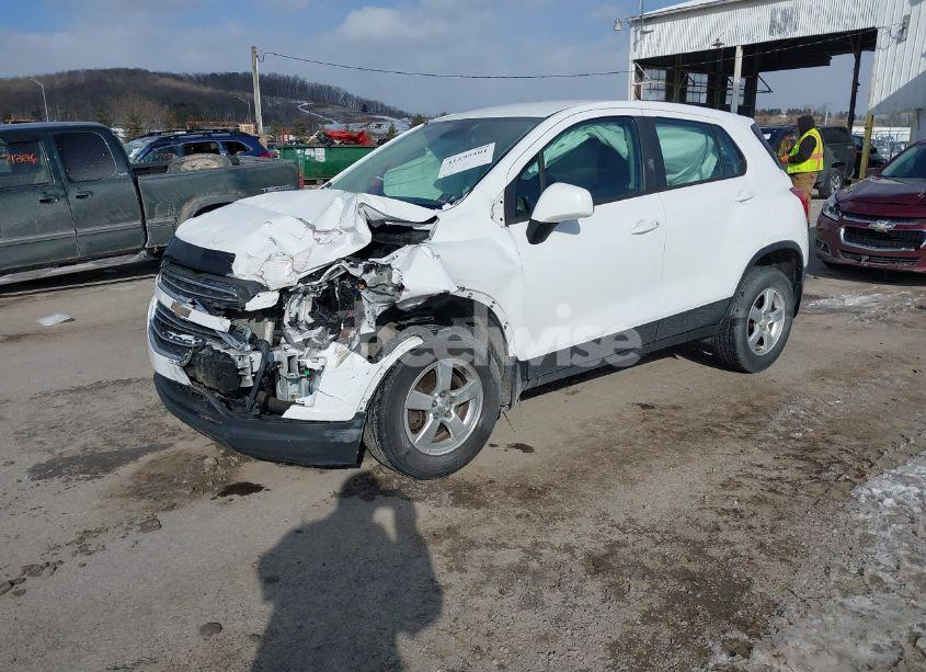 Photo 2 of 2016 Chevrolet Trax 1LS (VIN 3GNCJNSB2GL182925)