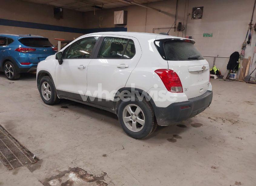 Photo 3 of 2016 Chevrolet Trax 1LS (VIN 3GNCJNSB2GL279607)