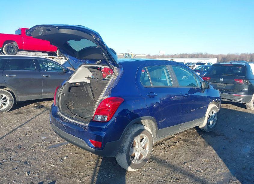 Photo 4 of 2017 Chevrolet Trax LS (VIN 3GNCJNSB2HL185437)