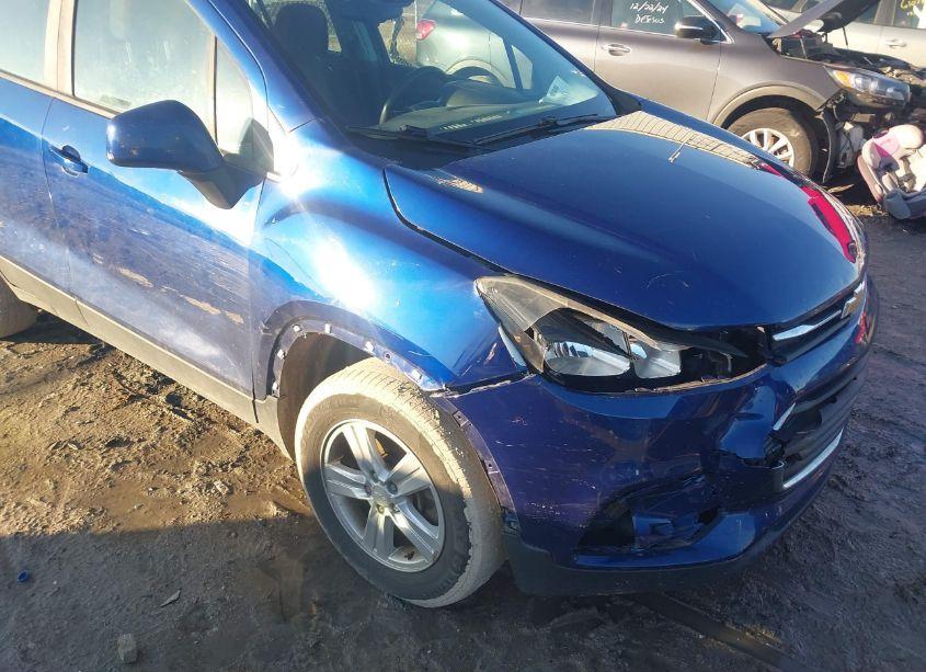 Photo 6 of 2017 Chevrolet Trax LS (VIN 3GNCJNSB2HL185437)