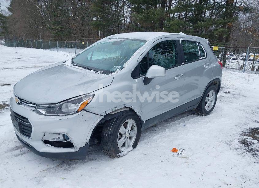 Photo 2 of 2018 Chevrolet Trax LS (VIN 3GNCJNSB2JL155294)