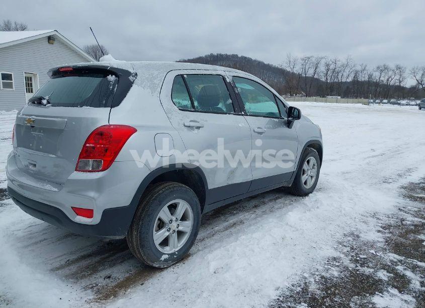 Photo 4 of 2018 Chevrolet Trax LS (VIN 3GNCJNSB2JL155294)
