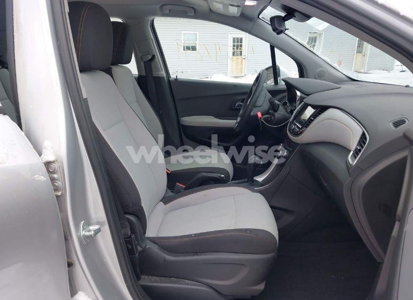 Photo 5 of 2018 Chevrolet Trax LS (VIN 3GNCJNSB2JL155294)