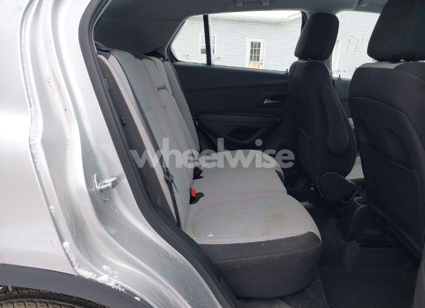 Photo 8 of 2018 Chevrolet Trax LS (VIN 3GNCJNSB2JL155294)