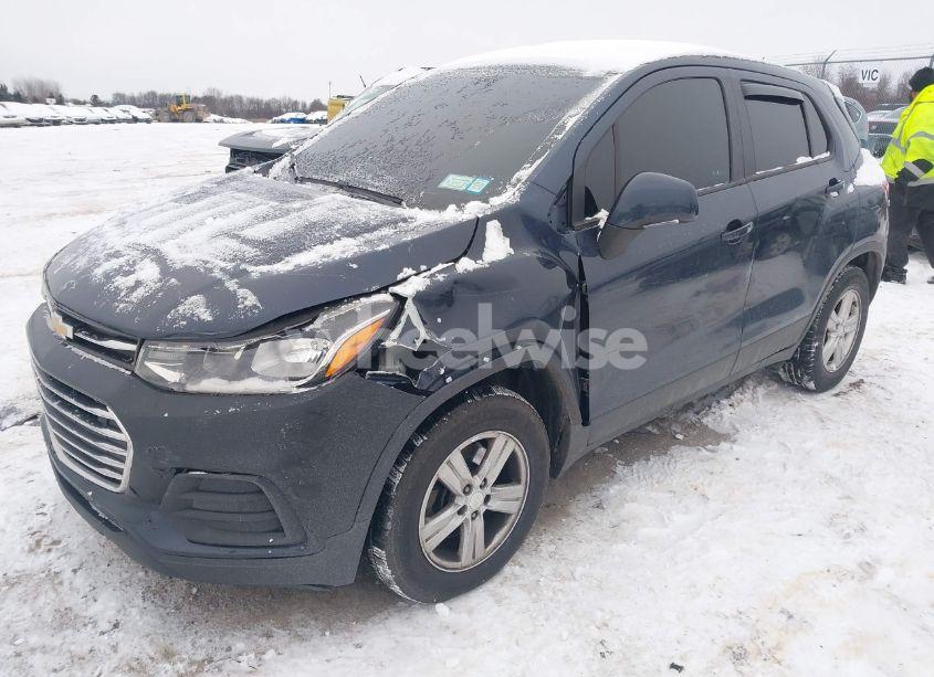 Photo 2 of 2018 Chevrolet Trax LS (VIN 3GNCJNSB2JL368178)