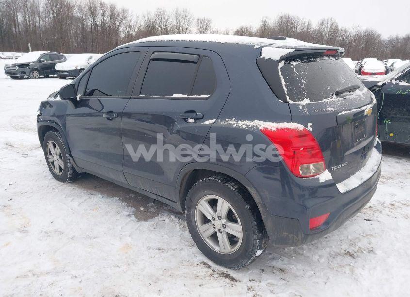 Photo 3 of 2018 Chevrolet Trax LS (VIN 3GNCJNSB2JL368178)