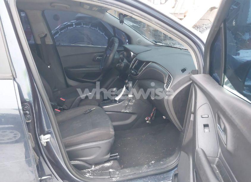 Photo 5 of 2018 Chevrolet Trax LS (VIN 3GNCJNSB2JL368178)