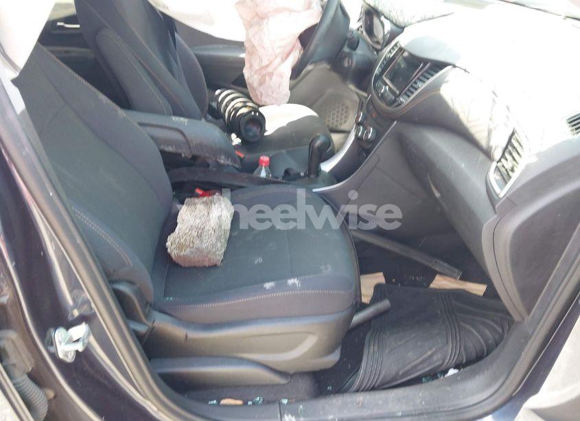 Photo 5 of 2019 Chevrolet Trax LS (VIN 3GNCJNSB2KL237382)