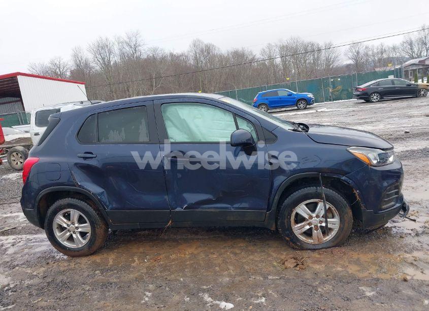 Photo 13 of 2019 Chevrolet Trax LS (VIN 3GNCJNSB2KL253856)