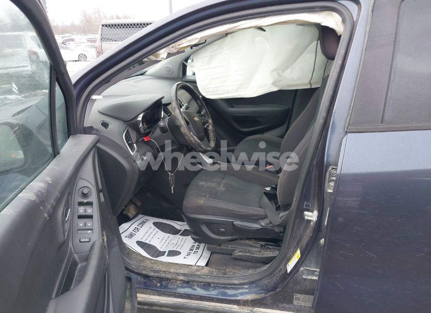 Photo 5 of 2019 Chevrolet Trax LS (VIN 3GNCJNSB2KL253856)