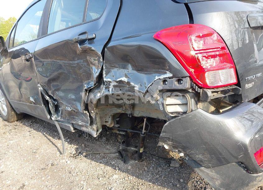 Photo 18 of 2019 Chevrolet Trax LS (VIN 3GNCJNSB2KL282967)