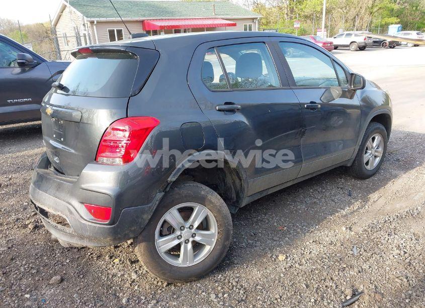 Photo 4 of 2019 Chevrolet Trax LS (VIN 3GNCJNSB2KL282967)