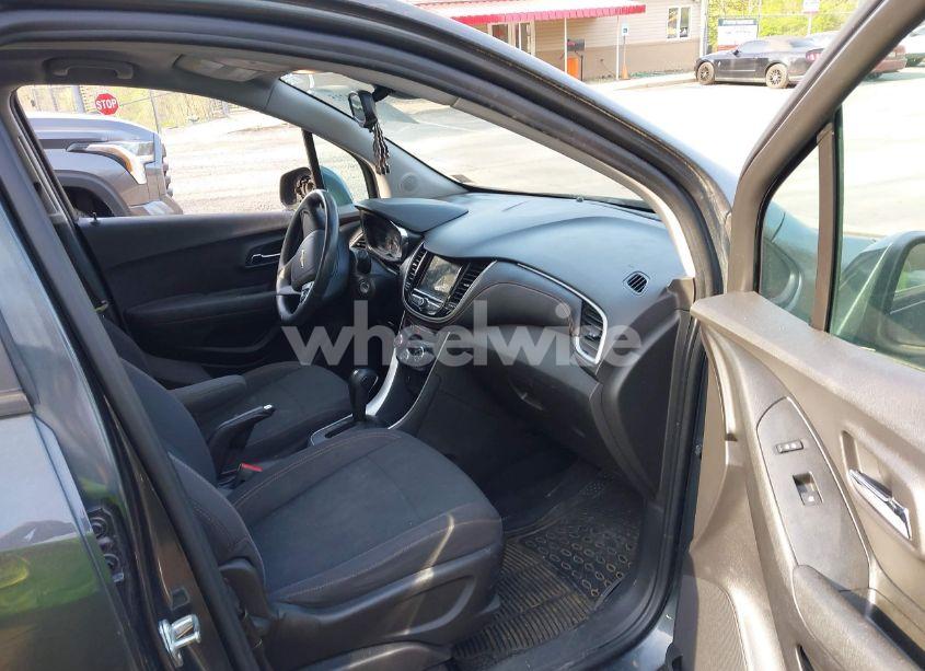 Photo 5 of 2019 Chevrolet Trax LS (VIN 3GNCJNSB2KL282967)