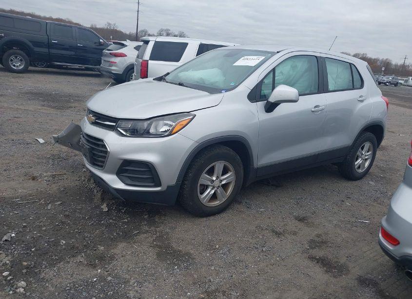 Photo 2 of 2017 Chevrolet Trax LS (VIN 3GNCJNSB3HL132021)