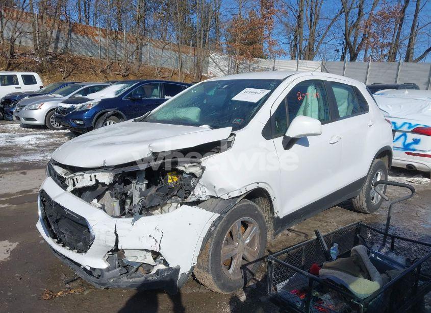 Photo 2 of 2017 Chevrolet Trax LS (VIN 3GNCJNSB3HL286437)