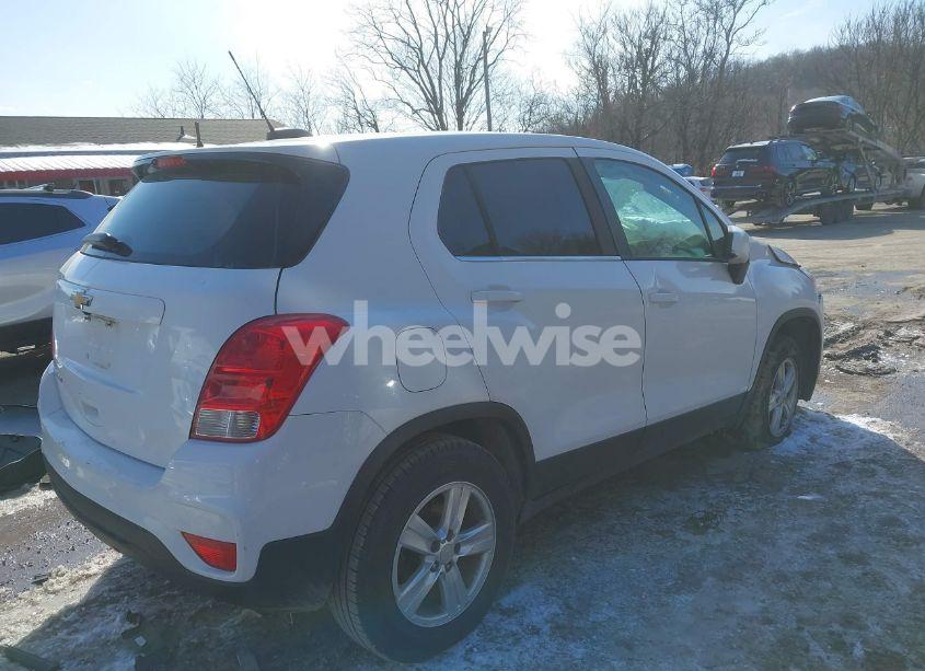 Photo 4 of 2017 Chevrolet Trax LS (VIN 3GNCJNSB3HL286437)