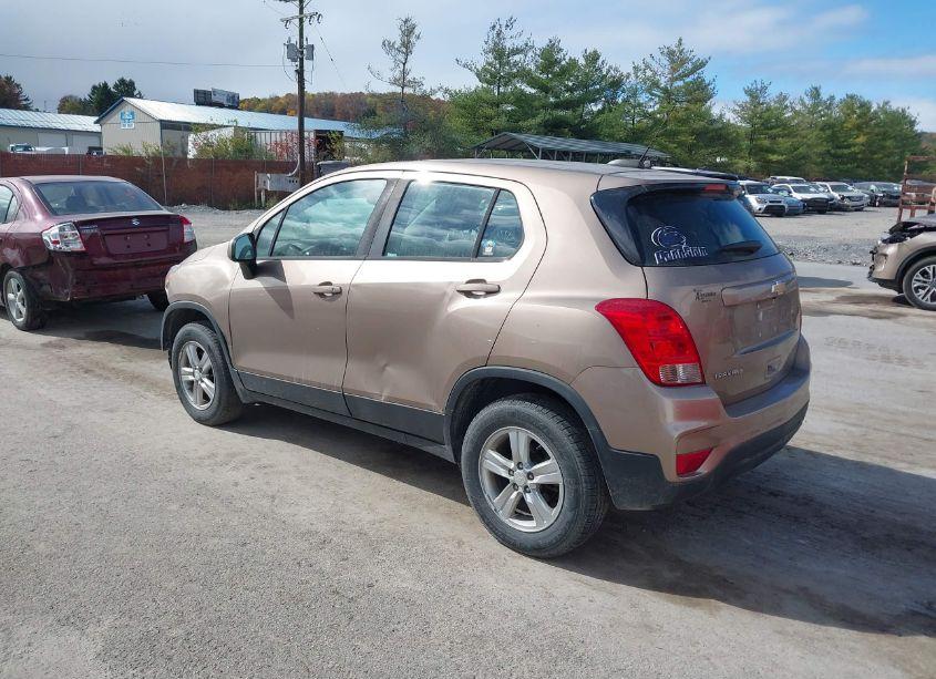 Photo 3 of 2018 Chevrolet Trax LS (VIN 3GNCJNSB3JL301668)