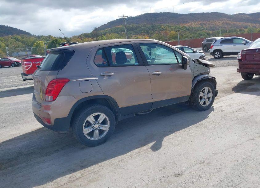 Photo 4 of 2018 Chevrolet Trax LS (VIN 3GNCJNSB3JL301668)