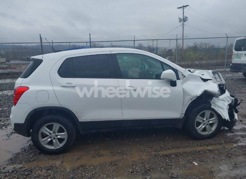 Photo 14 of 2019 Chevrolet Trax LS (VIN 3GNCJNSB3KL216010)