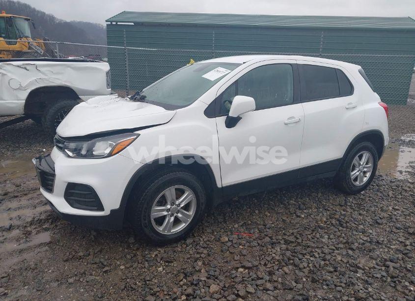 Photo 2 of 2019 Chevrolet Trax LS (VIN 3GNCJNSB3KL216010)
