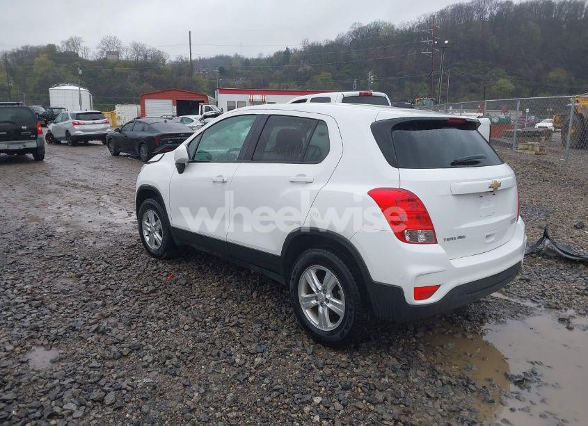 Photo 3 of 2019 Chevrolet Trax LS (VIN 3GNCJNSB3KL216010)