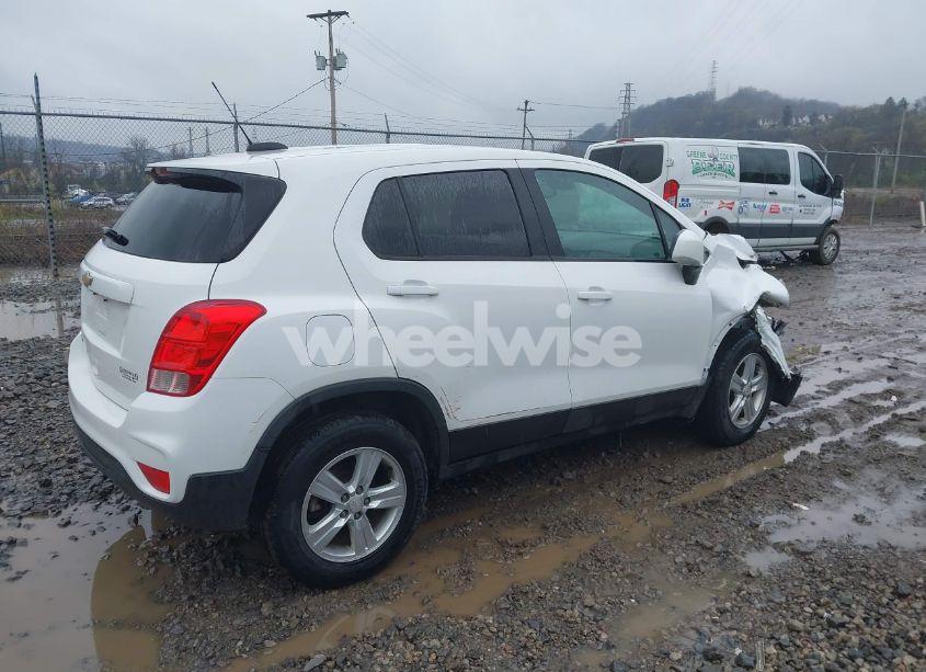 Photo 4 of 2019 Chevrolet Trax LS (VIN 3GNCJNSB3KL216010)