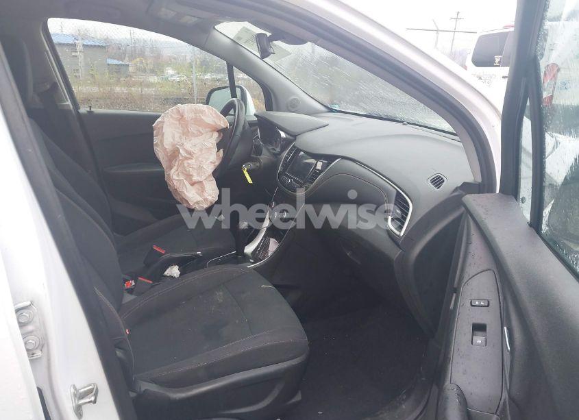 Photo 5 of 2019 Chevrolet Trax LS (VIN 3GNCJNSB3KL216010)