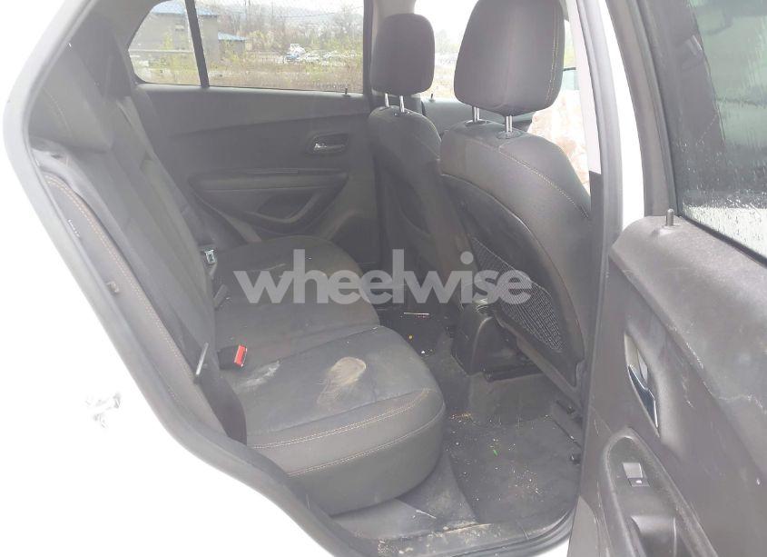 Photo 8 of 2019 Chevrolet Trax LS (VIN 3GNCJNSB3KL216010)