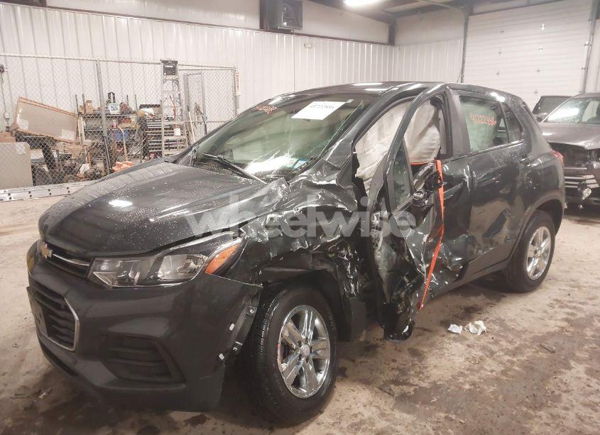 Photo 2 of 2019 Chevrolet Trax LS (VIN 3GNCJNSB3KL367347)