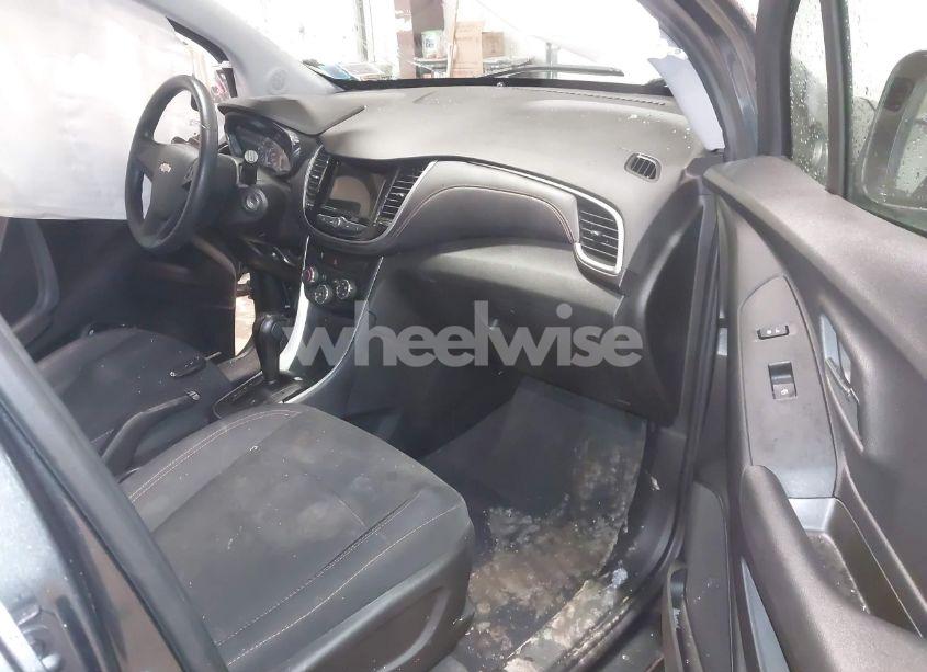 Photo 5 of 2019 Chevrolet Trax LS (VIN 3GNCJNSB3KL367347)