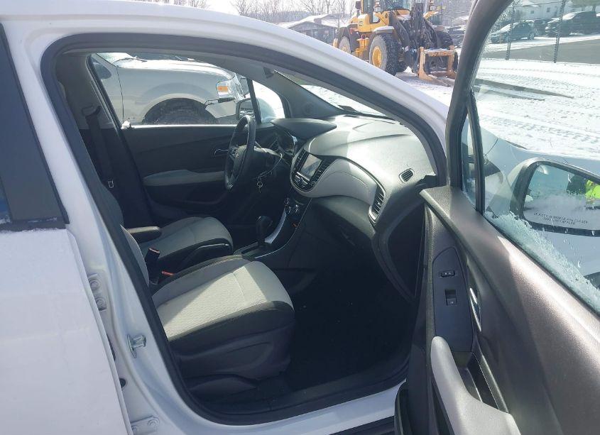 Photo 5 of 2020 Chevrolet Trax AWD LS (VIN 3GNCJNSB3LL224612)