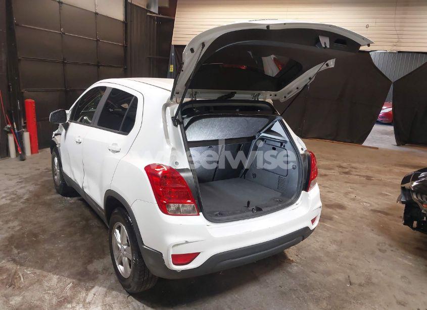 Photo 3 of 2018 Chevrolet Trax LS (VIN 3GNCJNSB4JL284508)