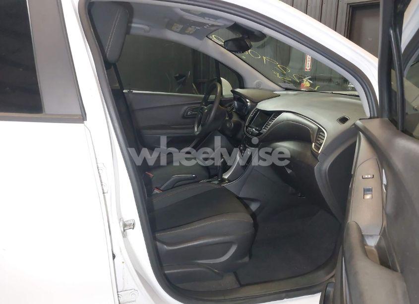 Photo 5 of 2018 Chevrolet Trax LS (VIN 3GNCJNSB4JL284508)