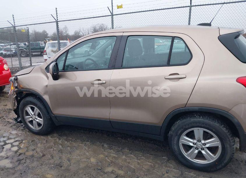 Photo 14 of 2018 Chevrolet Trax LS (VIN 3GNCJNSB4JL338549)
