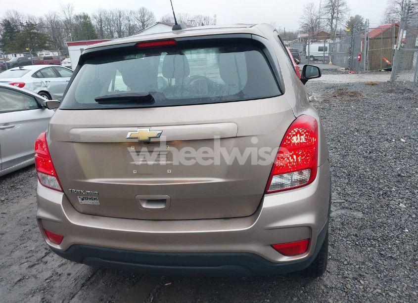 Photo 16 of 2018 Chevrolet Trax LS (VIN 3GNCJNSB4JL338549)