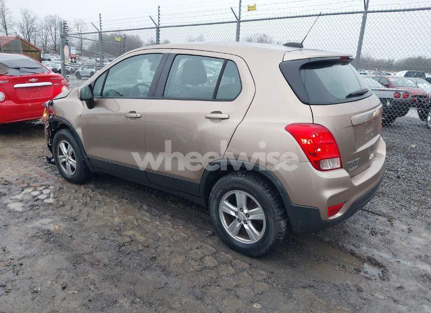 Photo 3 of 2018 Chevrolet Trax LS (VIN 3GNCJNSB4JL338549)