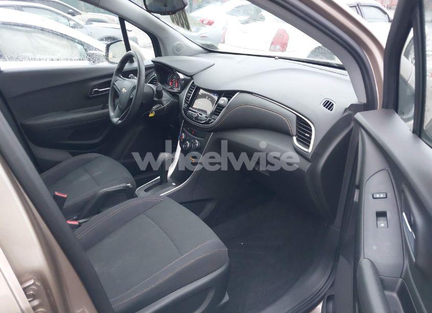 Photo 5 of 2018 Chevrolet Trax LS (VIN 3GNCJNSB4JL338549)