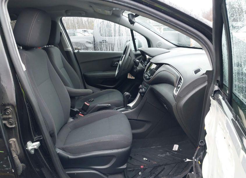 Photo 5 of 2019 Chevrolet Trax LS (VIN 3GNCJNSB4KL228067)