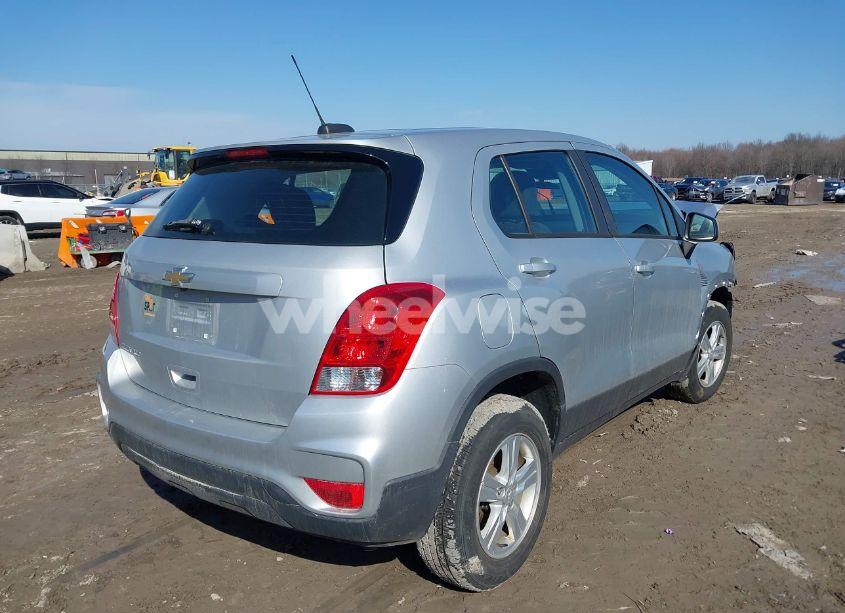 Photo 4 of 2019 Chevrolet Trax LS (VIN 3GNCJNSB4KL340044)